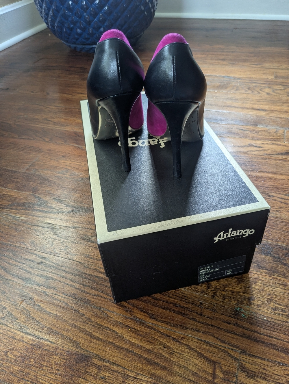 Two-Tone Italian Pointed Pumps in Fuchsia and Black - Picture 5 of 13